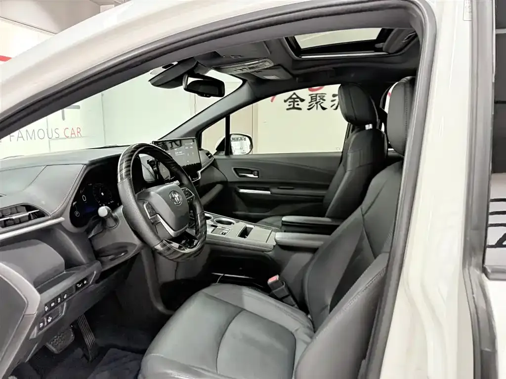 Toyota Sienna — фото 5