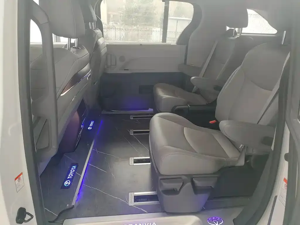 Toyota Granvia — фото 2