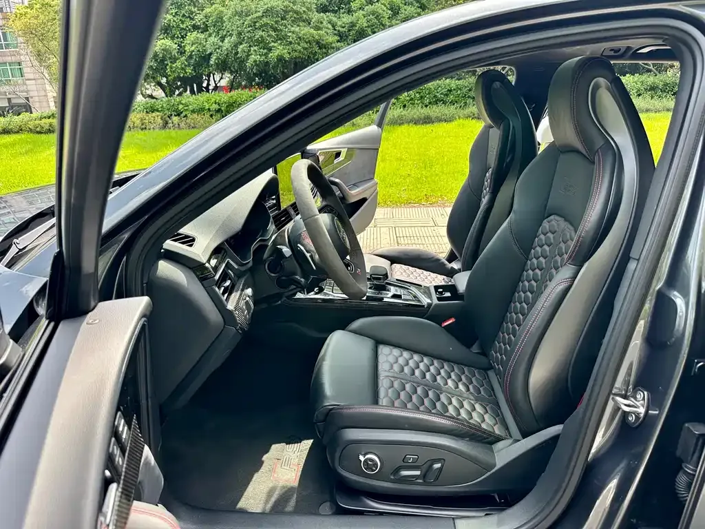 Audi RS 4 2024 из CN, фото 5