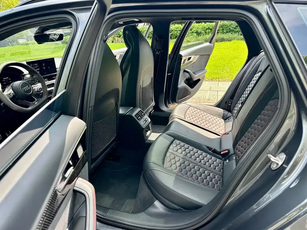 Audi RS 4 2024 из CN, фото 3