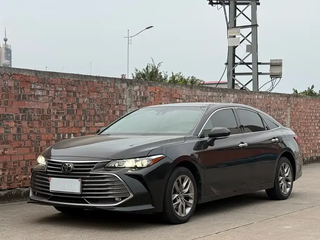Toyota Avalon — фото 1
