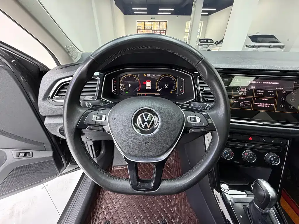 Volkswagen T-Roc — фото 10