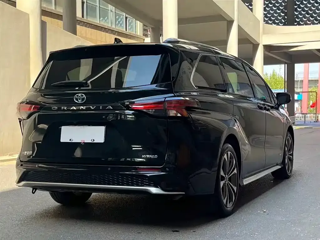 Toyota Granvia — фото 4