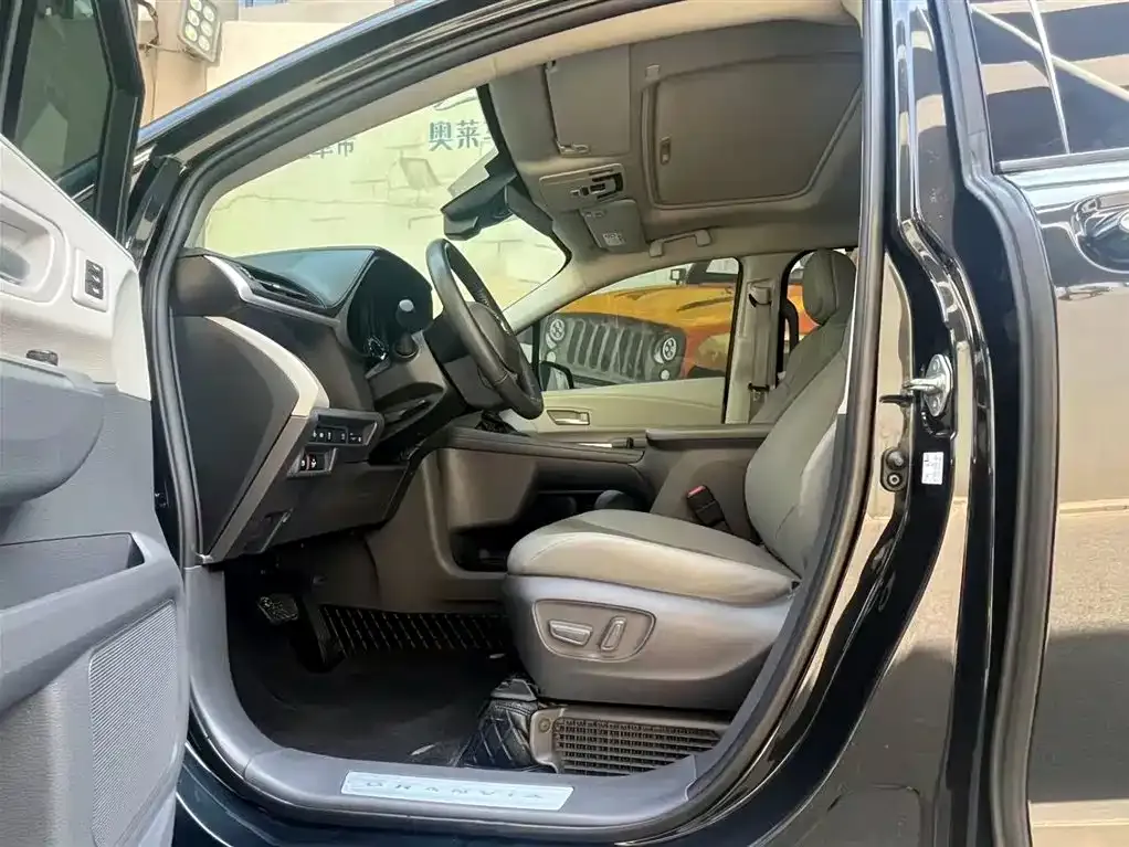 Toyota Granvia — фото 3