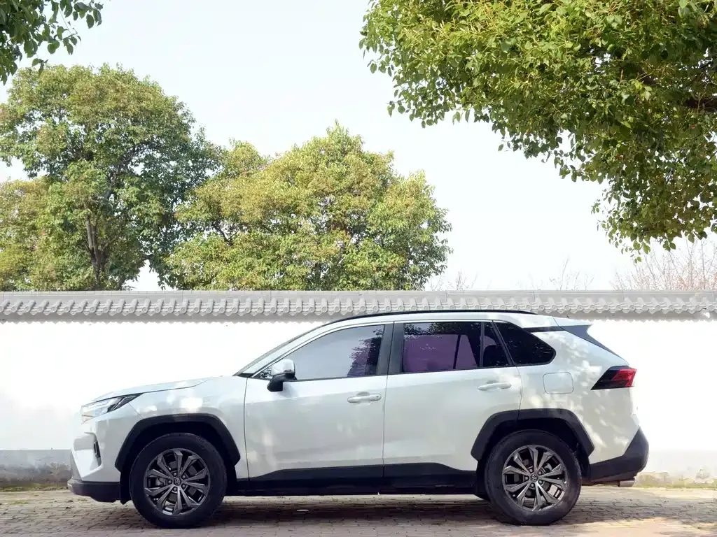 Toyota RAV4 — фото 9