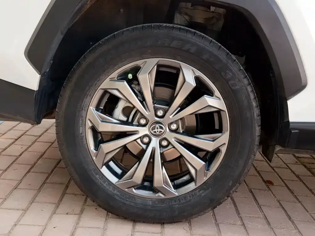 Toyota RAV4 — фото 2