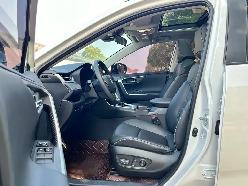 Toyota RAV4 — фото 3