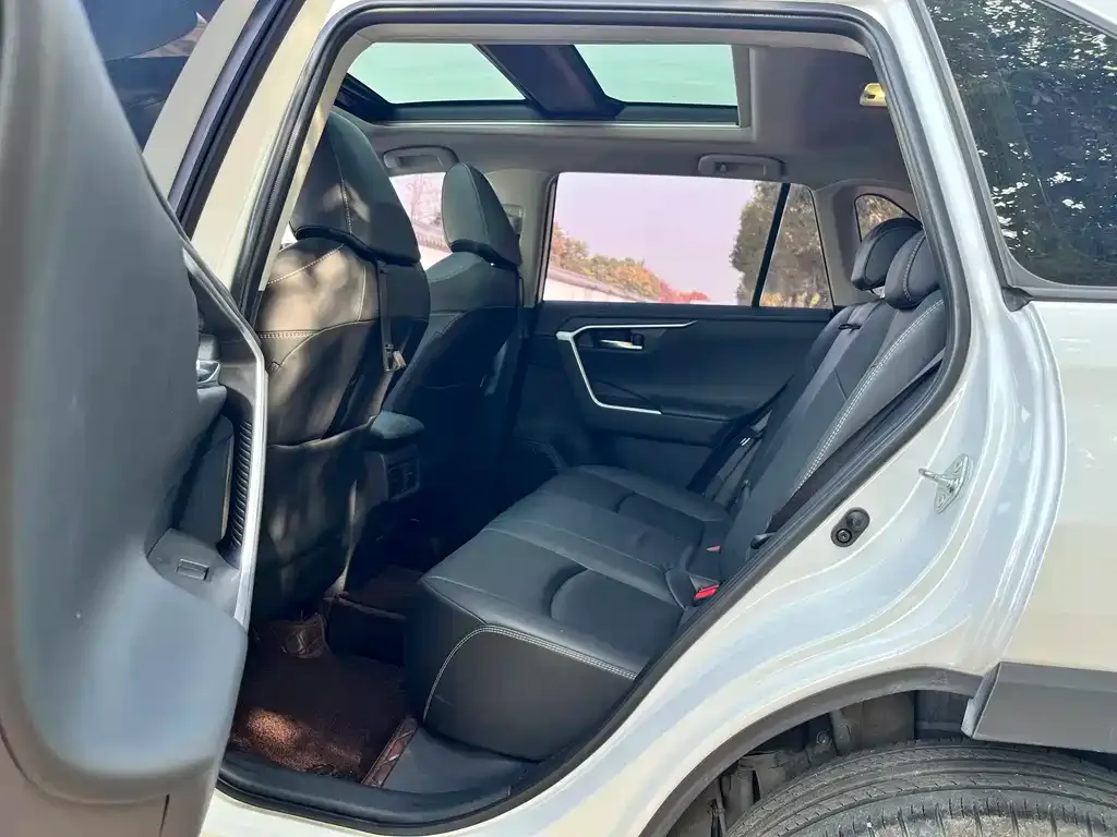 Toyota RAV4 — фото 8