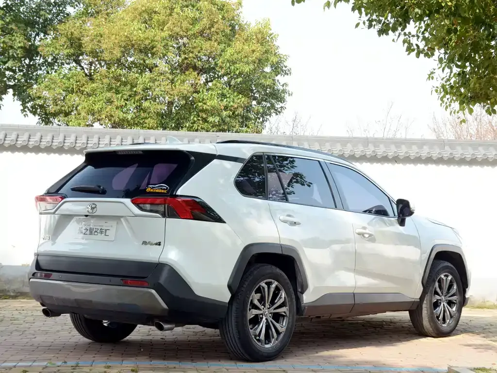 Toyota RAV4 — фото 10