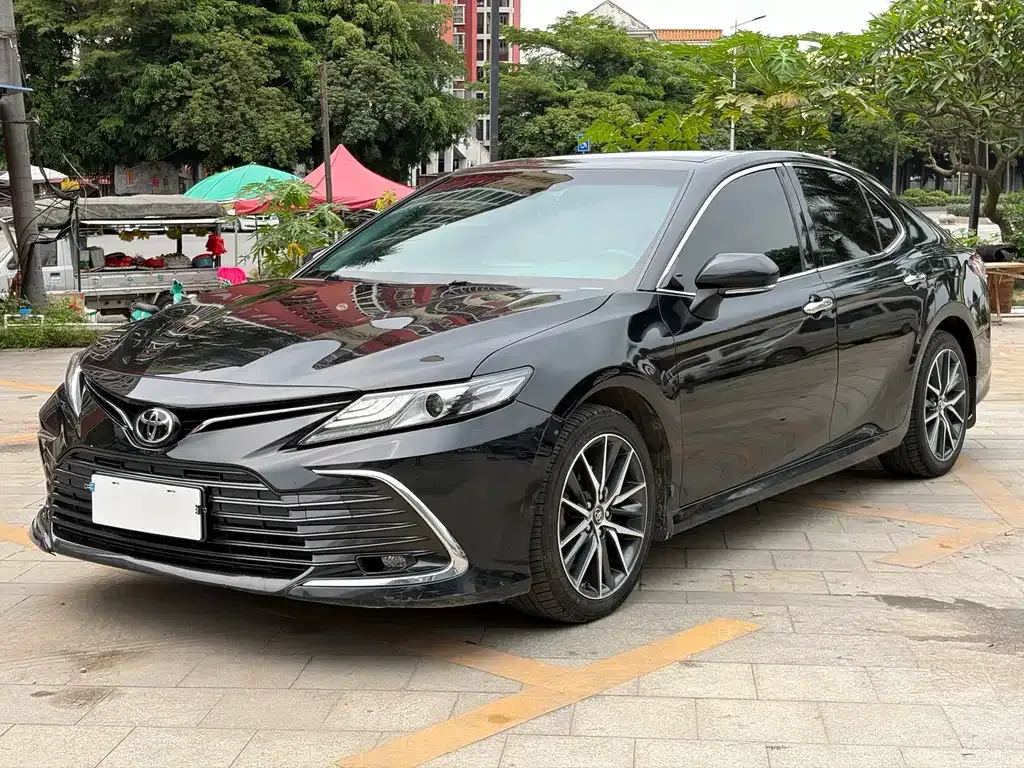 Toyota Camry — фото 1
