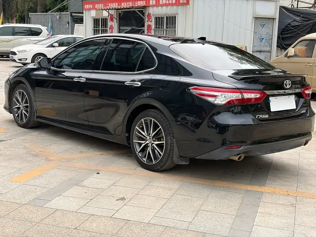 Toyota Camry — фото 8