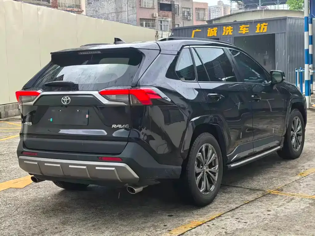 Toyota RAV4 — фото 7
