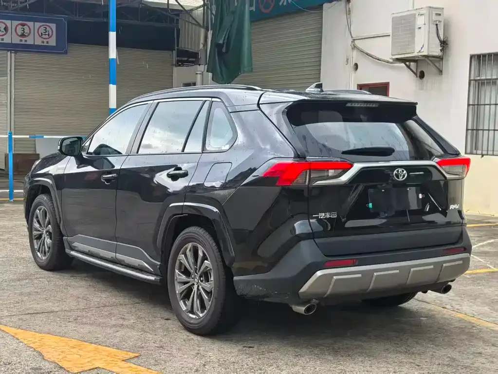 Toyota RAV4 — фото 9
