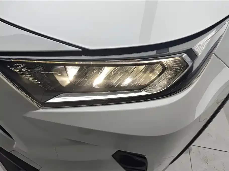 Toyota RAV4 — фото 8