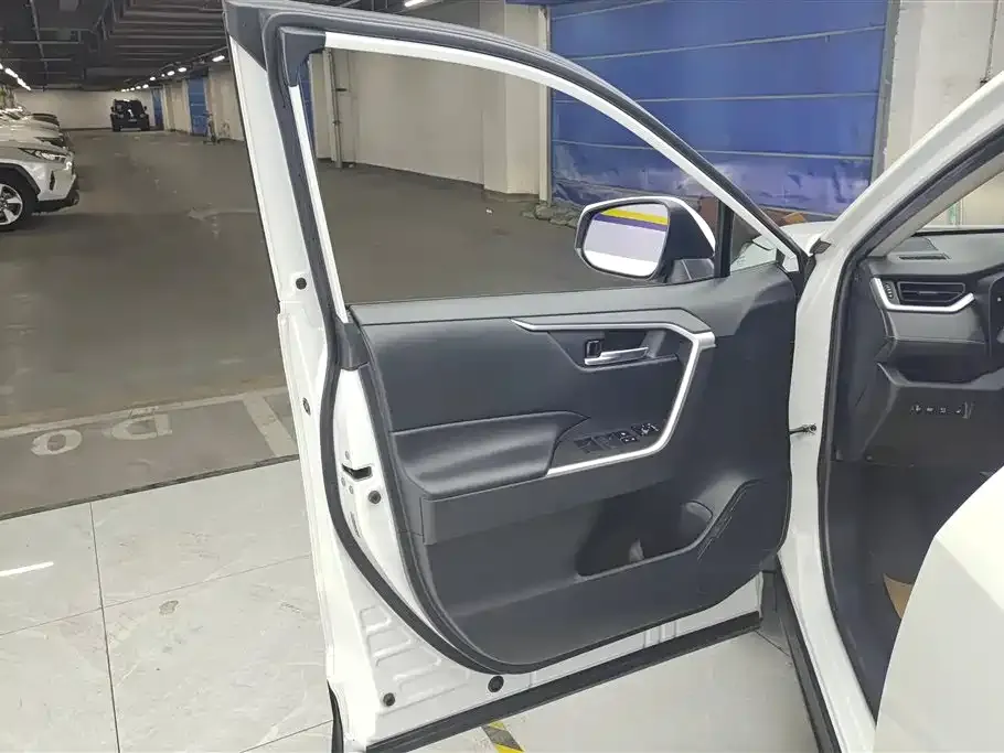 Toyota RAV4 — фото 9