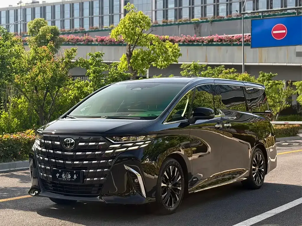 Toyota Alphard — фото 1