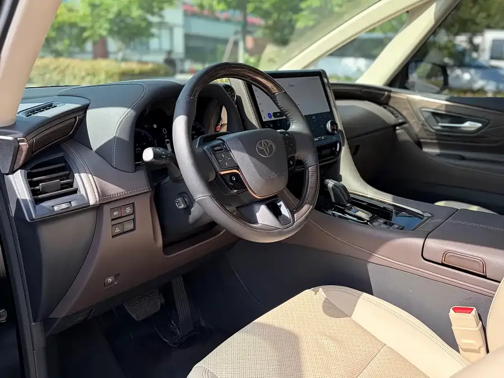 Toyota Alphard — фото 2