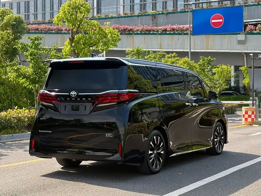 Toyota Alphard — фото 3