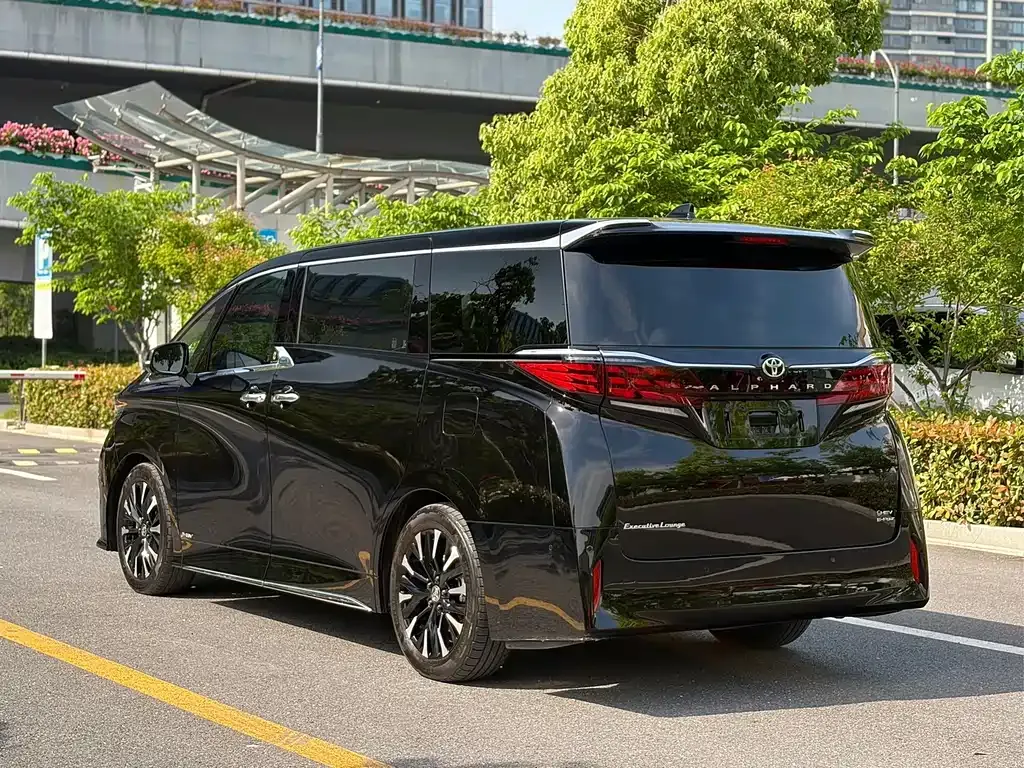 Toyota Alphard — фото 9