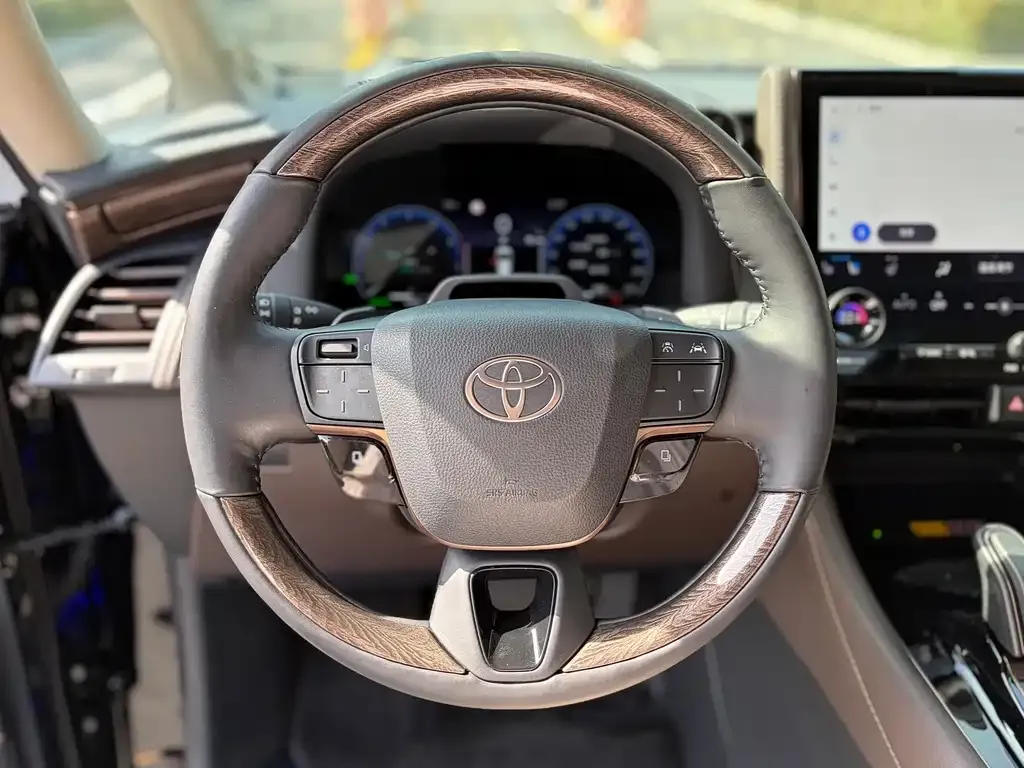 Toyota Alphard — фото 5