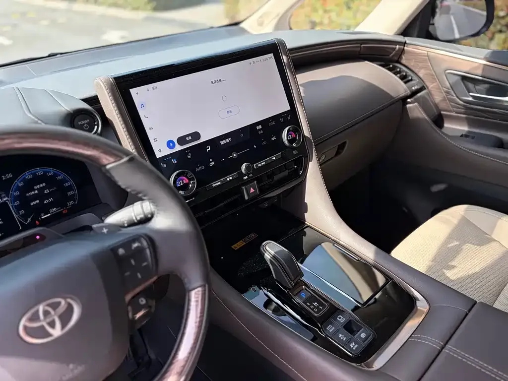 Toyota Alphard — фото 4
