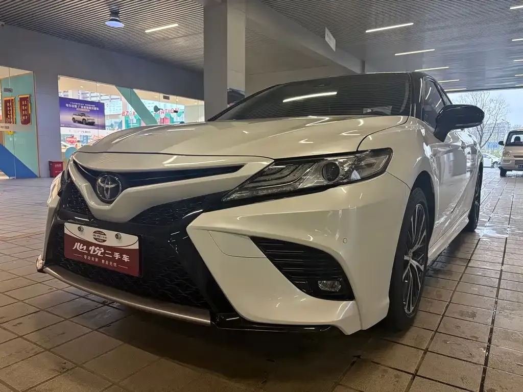 Toyota Camry — фото 1