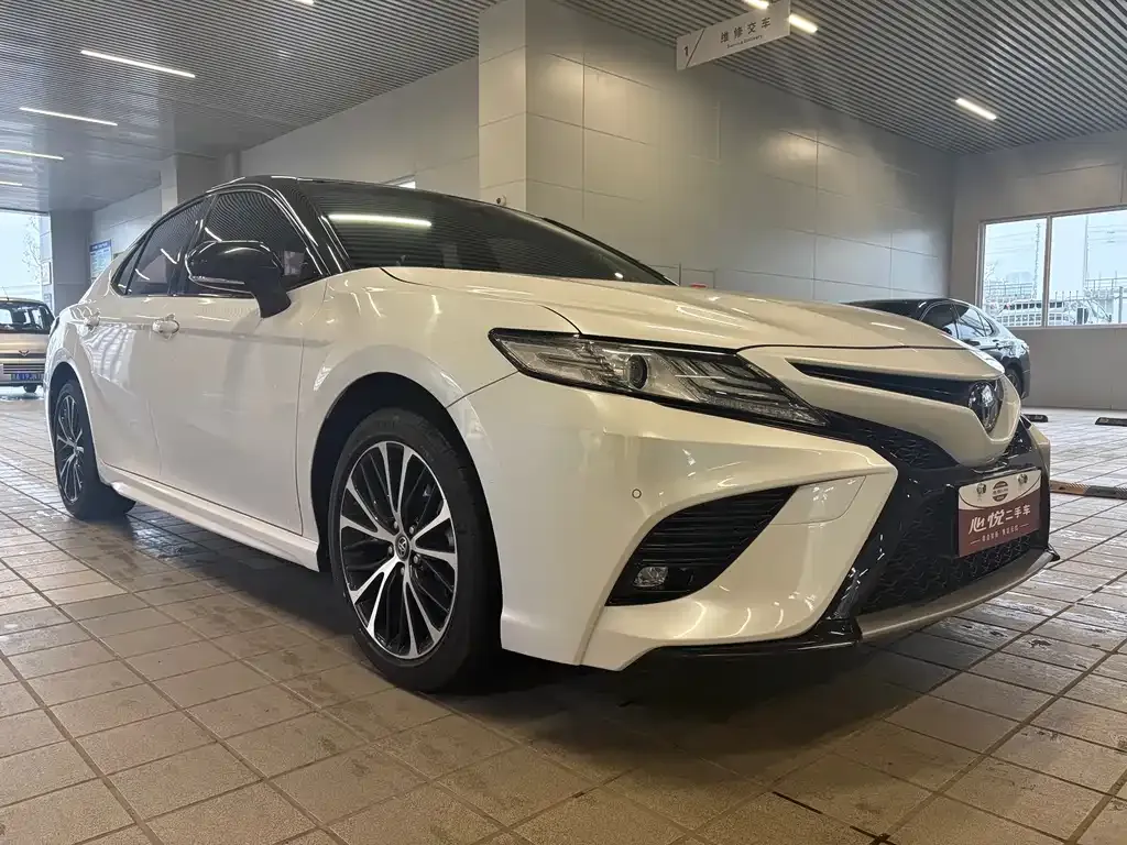 Toyota Camry — фото 10