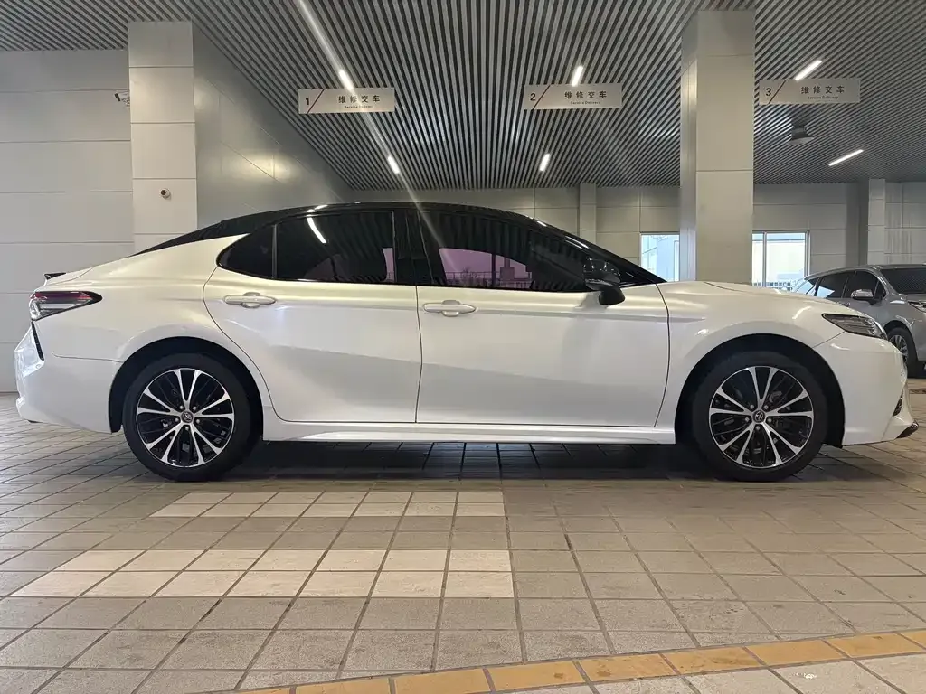 Toyota Camry — фото 6