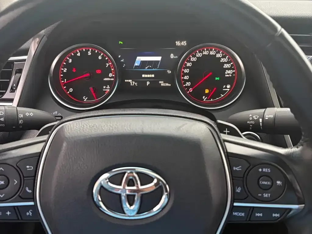 Toyota Camry — фото 3