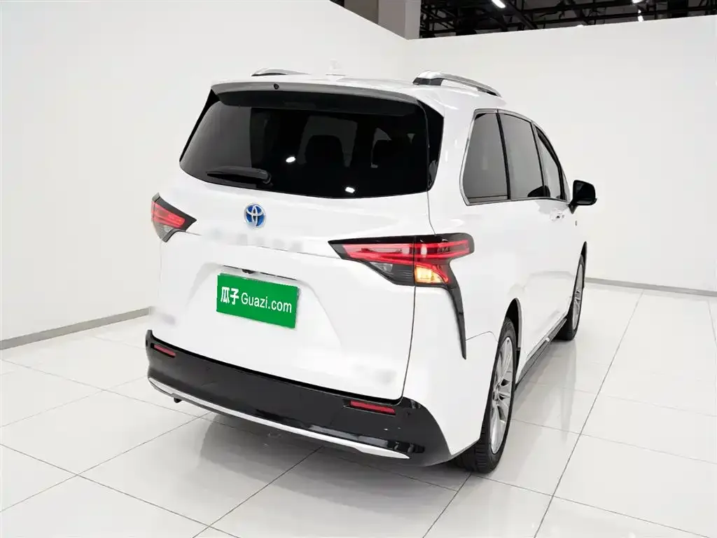 Toyota Sienna — фото 10