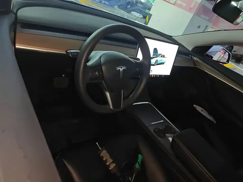 Tesla Model 3 — фото 4