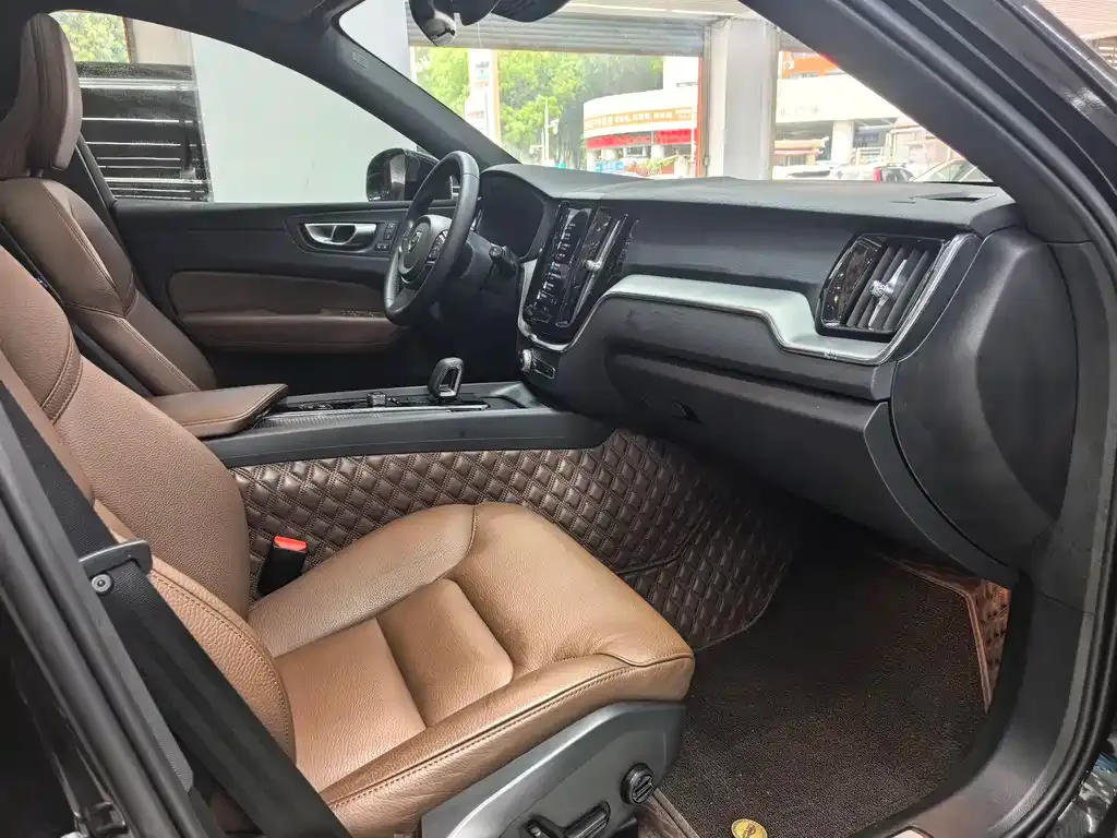 Volvo XC60 — фото 10