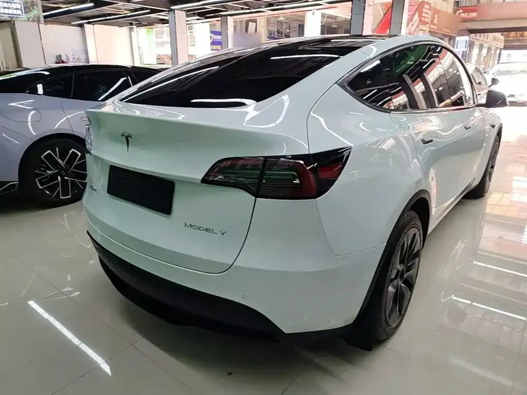 Tesla Model Y — фото 10