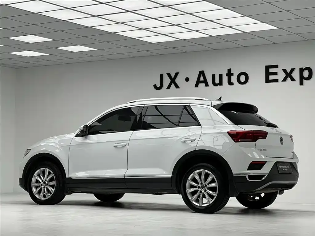 Volkswagen T-Roc — фото 10