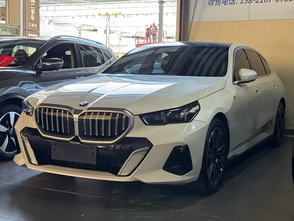 BMW 5 Series — фото 1