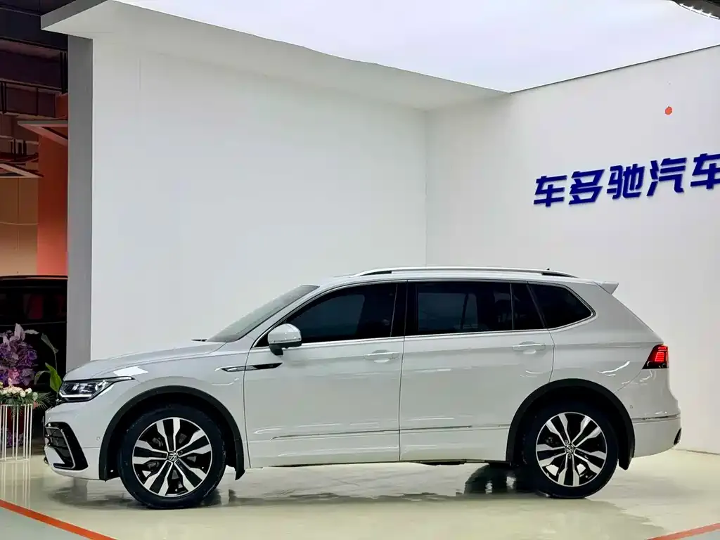 Volkswagen Tiguan L — фото 6