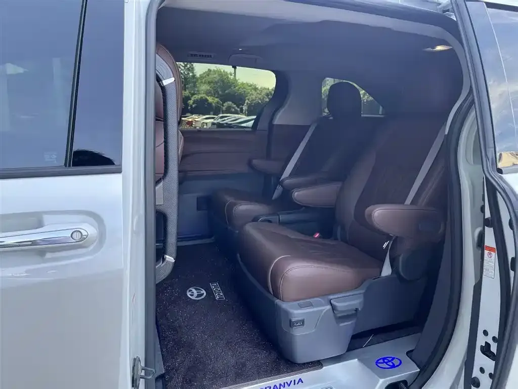 Toyota Granvia — фото 2