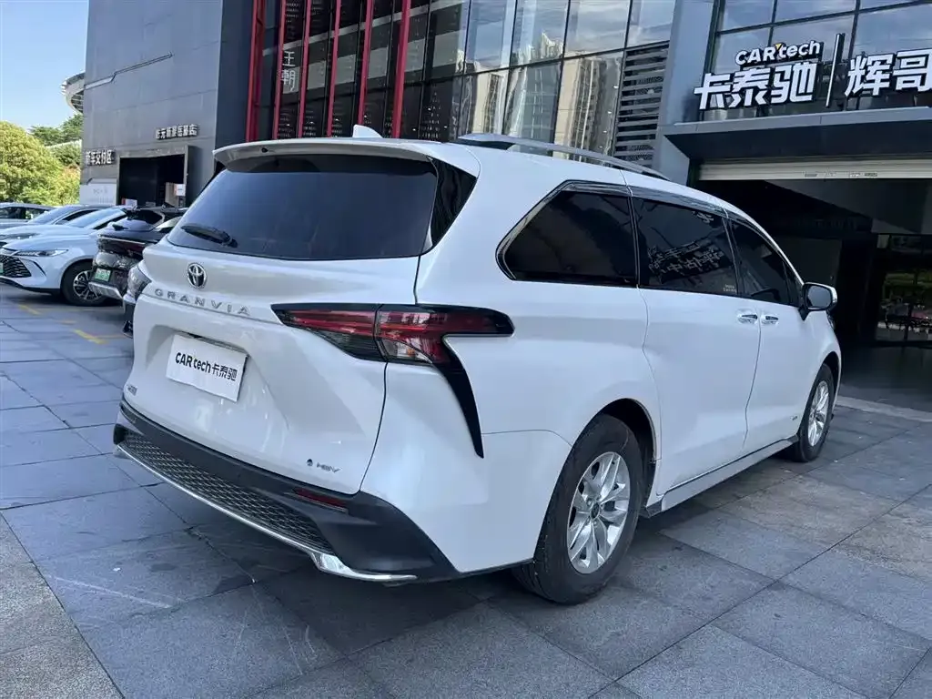 Toyota Granvia — фото 6