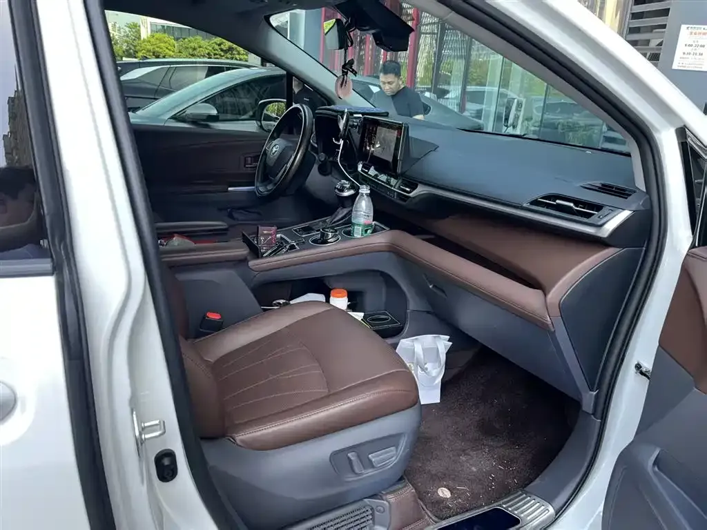 Toyota Granvia — фото 3