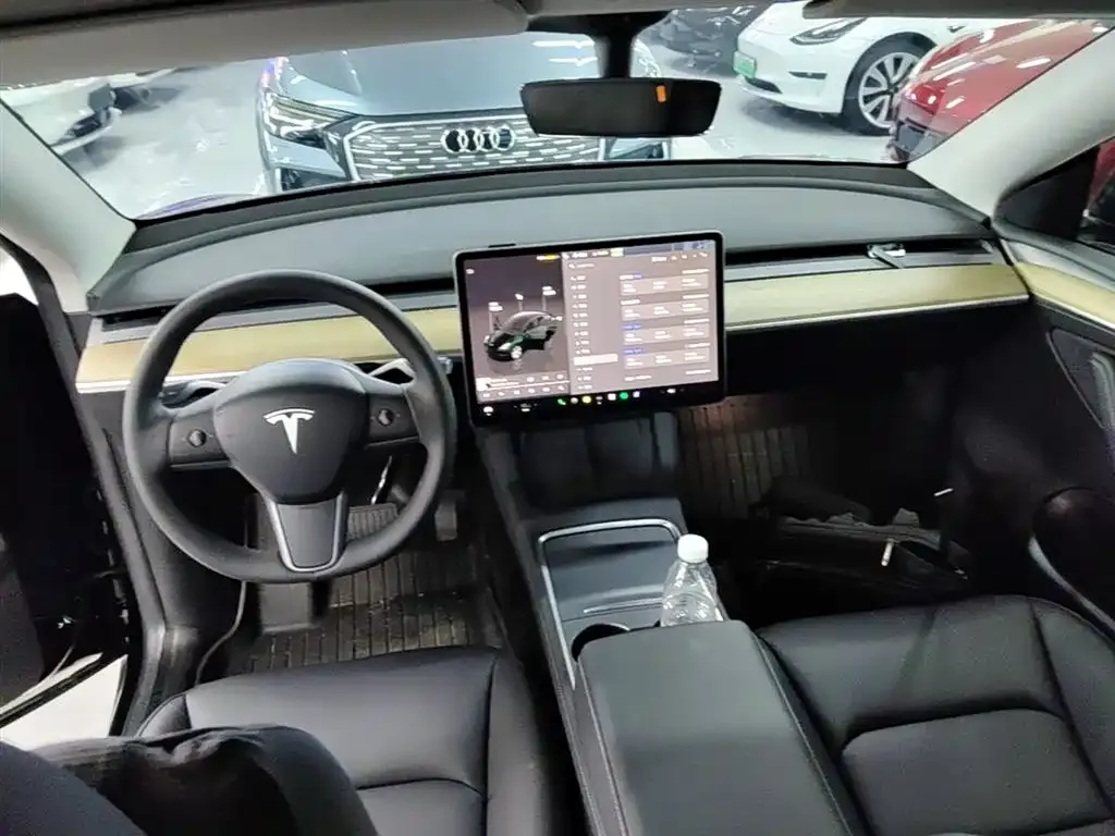 Tesla Model Y — фото 8