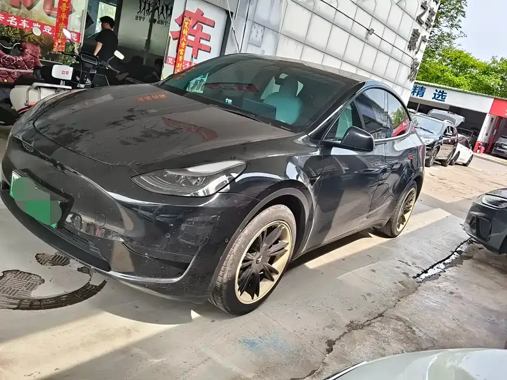 Tesla Model Y — фото 1