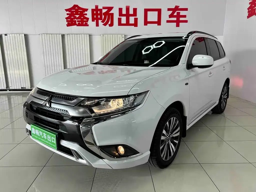Mitsubishi Outlander — фото 1