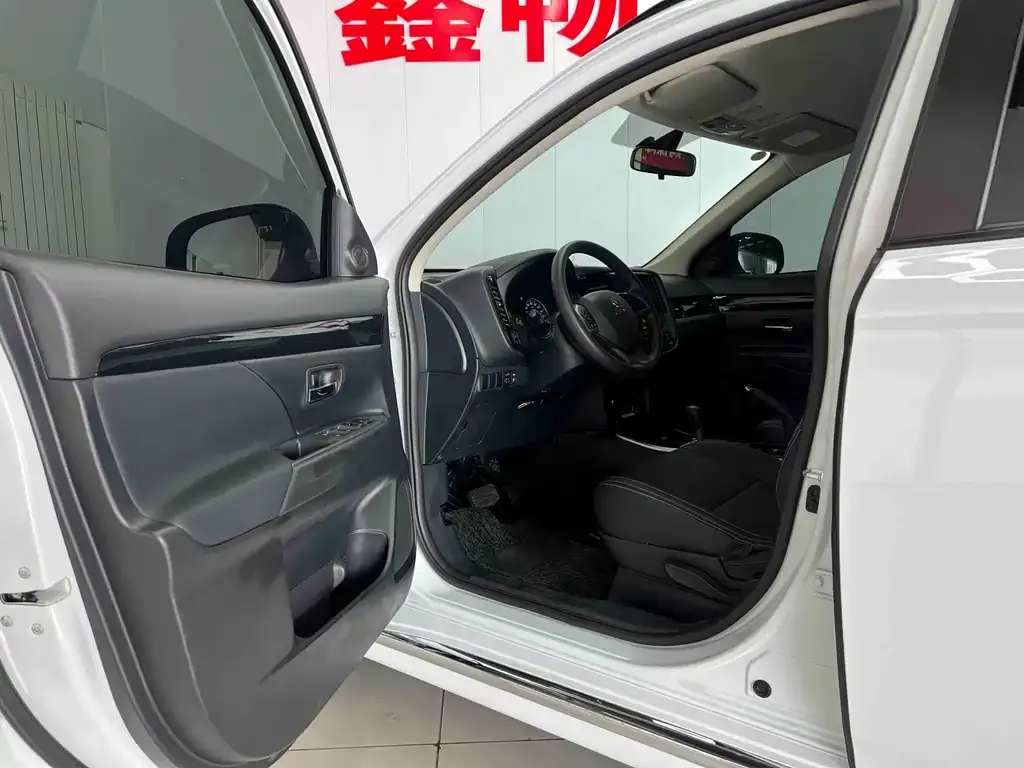 Mitsubishi Outlander — фото 2