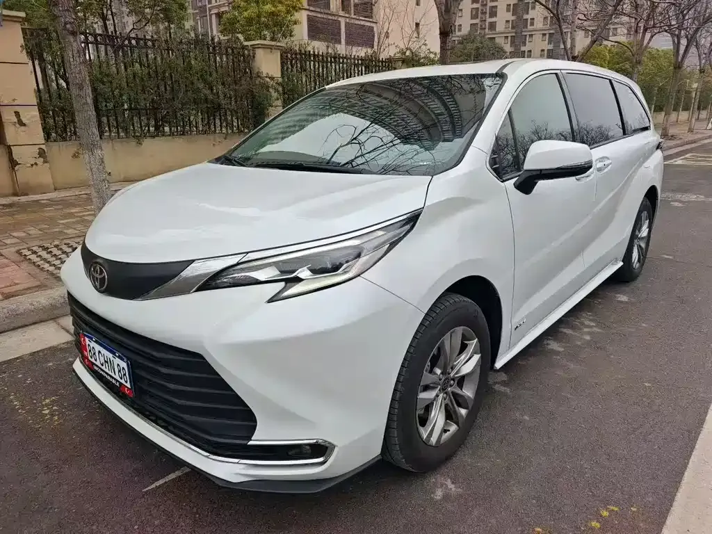Toyota Sienna — фото 1