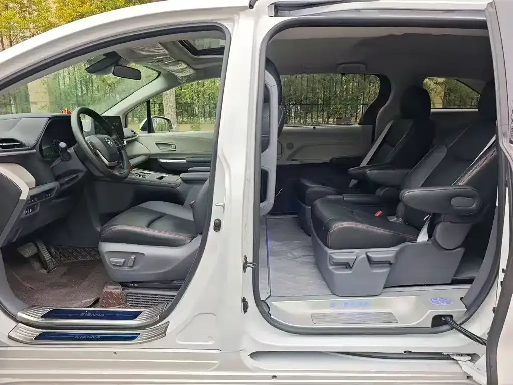 Toyota Sienna — фото 2