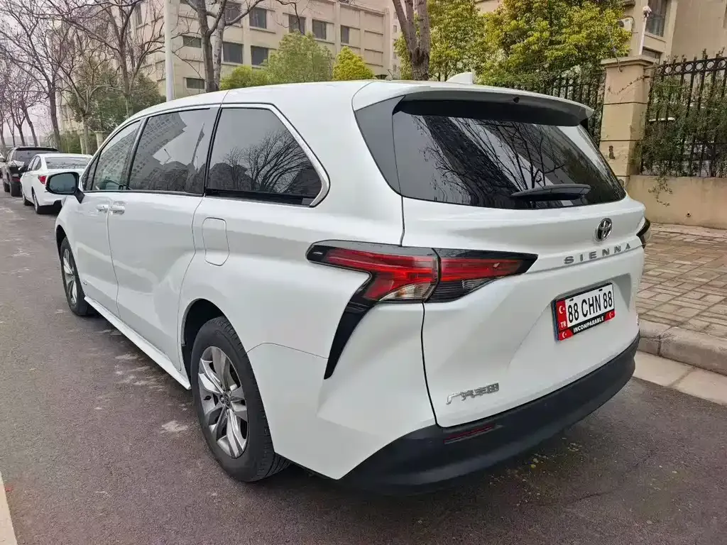 Toyota Sienna — фото 8