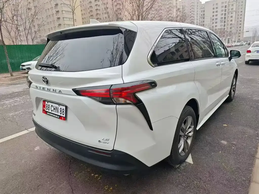 Toyota Sienna — фото 9