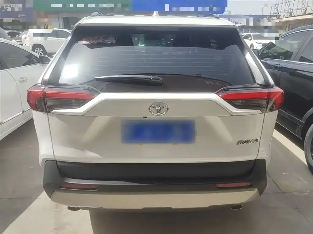 Toyota RAV4 — фото 8