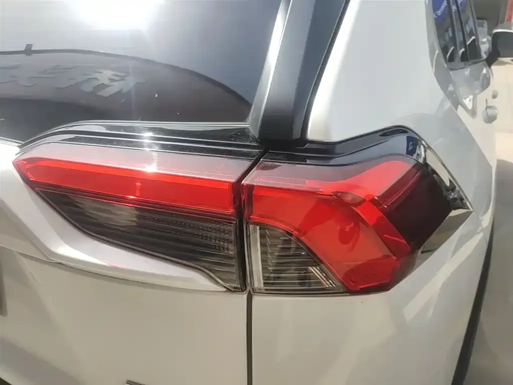 Toyota RAV4 — фото 7