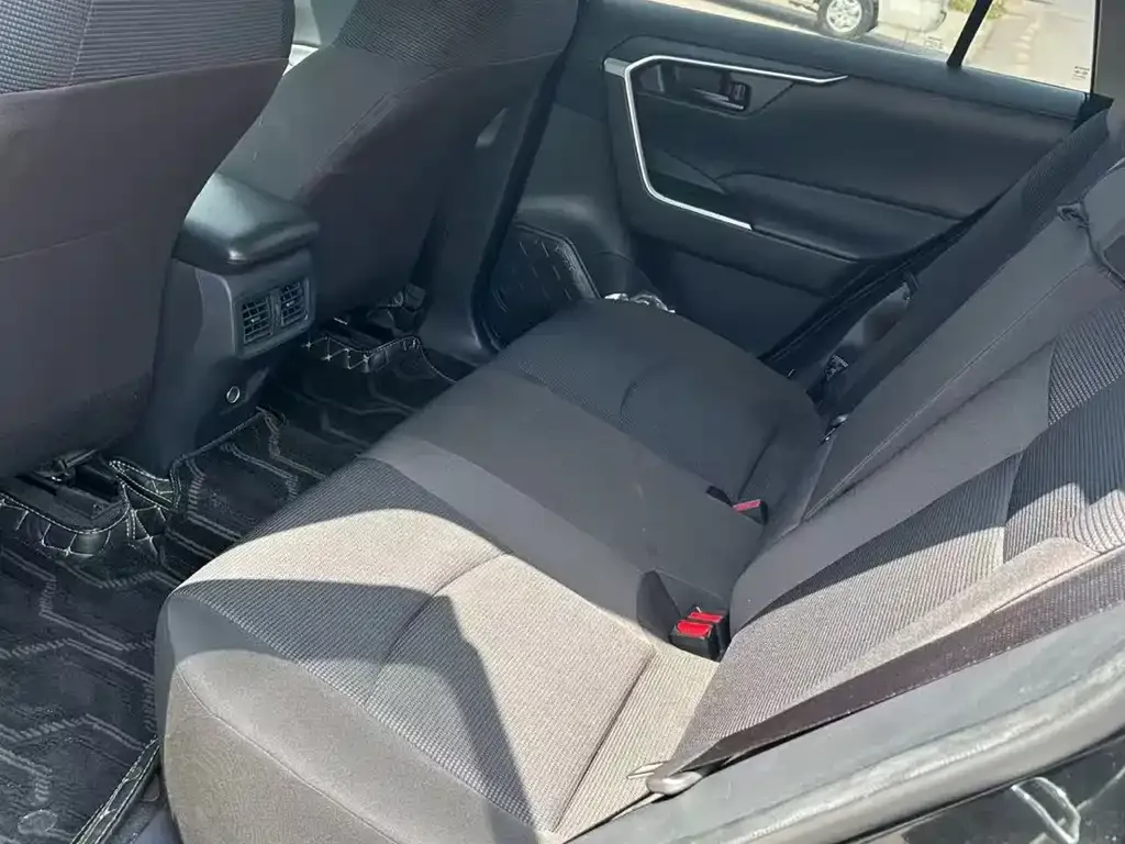 Toyota RAV4 2023 из CN, фото 3